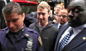 Để đảm bảo an toàn, CEO Facebook luôn được vây kín bởi 16 vệ sĩ