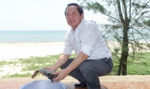 Bộ trưởng Bộ TT&TT mời khách ăn cá biển tại Đồng Hới 