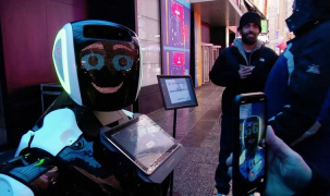 Robot tư vấn về virus Corona xuất hiện trên đường phố Mỹ