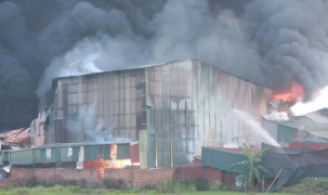 Hoài Đức - Hà Nội: Cháy lớn khu nhà xưởng, khói đen cao hàng trăm mét