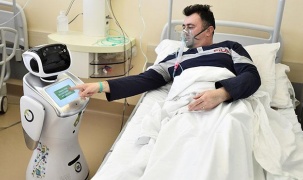 Robot giúp bác sĩ chống dịch Covid-19 tại Italy