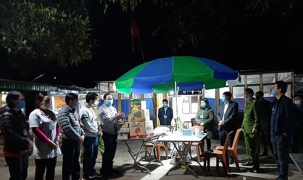  Chủ tịch UBND huyện Vân Đồn thăm và tặng quà động viên lực lượng thường trực ở các chốt kiểm soát dịch COVID-19