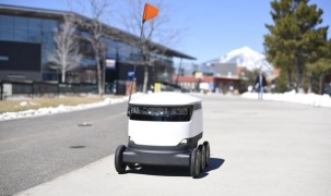 Robot giao hàng - trợ thủ đắc lực trong mùa dịch COVID-19