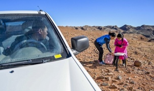 Trung Quốc: Bé gái 9 tuổi đi khắp sa mạc tìm wifi học trực tuyến