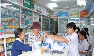 Cơ sở bán lẻ thuốc hướng dẫn người dân khai báo y tế qua 2 ứng dụng NCOVI hoặc Vietnam Health Declaration