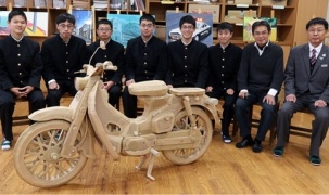 Học sinh cấp 3 chế tạo thành công xe Honda C100 Super Cub từ bìa cứng