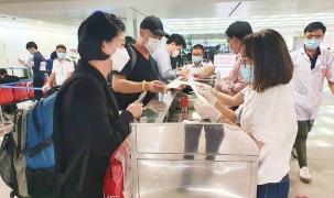  Hơn 340 công dân Việt Nam ở Singapore về nước an toàn tại sân bay quốc tế Cần Thơ