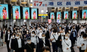 Nhật Bản đã đệ trình luật cấm người dân sử dụng điện thoại khi đi bộ