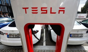 Lỗ hổng trạm sạc Tesla giúp xe điện đối thủ sạc pin miễn phí