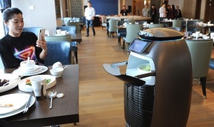 Hàn Quốc sử dụng robot phục vụ tại nhà hàng trong mùa dịch