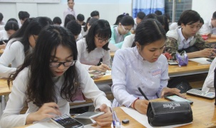 Nhiều phụ huynh, giáo viên phản đối quy định học sinh được dùng điện thoại trong giờ học