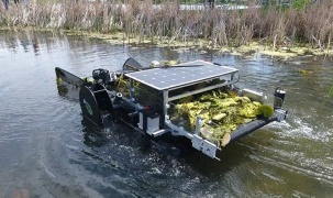 Cỗ máy dọn tảo và rác nổi chạy bằng năng lượng mặt trời và có thể điều khiển từ xa