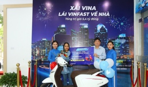 Khách hàng Vinaphone tại Hà Nội nhận giải thưởng tuần ''xài Vina, lái VinFast về nhà''