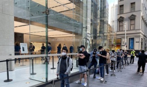 Tín đồ Apple vẫn xếp hàng dài chờ mua iPhone 12, bất chấp dịch COVID-19
