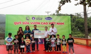 Quỹ sữa vươn cao Việt Nam và Vinamilk trao tặng 108.500 ly sữa cho trẻ em có hoàn cảnh khó khăn tỉnh Yên Bái