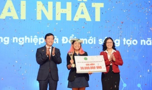 Nhóm bạn trẻ TP.HCM đạt giải Nhất cuộc thi khởi nghiệp nhờ ép lá chuối thành hộp, đĩa đựng thức ăn