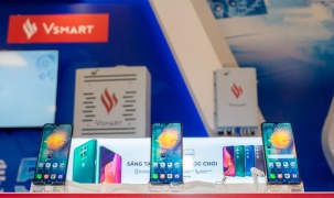 Người dùng háo hức trải nghiệm điện thoại Vsmart 5G 