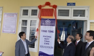 Tập đoàn công nghệ CMC tặng 110 bộ máy tính cho học sinh vùng lũ