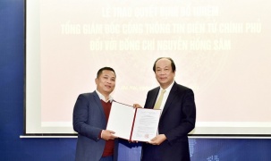 Trao quyết định Tổng Giám đốc Cổng TTĐT Chính phủ đối với ông Nguyễn Hồng Sâm