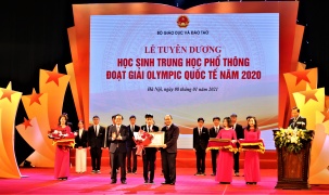  Trao Huân chương lao động cho học sinh đạt giải trong các cuộc thi Olympic quốc tế 