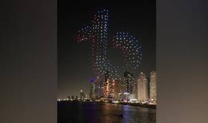 300 Flycam xếp hình trên bầu trời đón mừng năm mới ở Dubai