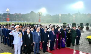 Đại biểu dự Đại hội Đảng lần thứ XIII viếng Chủ tịch Hồ Chí Minh và các anh hùng, liệt sĩ