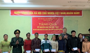 Bộ đội Biên phòng tỉnh Nghệ An tặng 410 suất quà Tết cho các hộ nghèo trên địa bàn biên giới