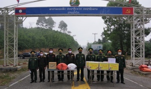 Lực lượng vũ trang tỉnh Hủa Phăn chúc Tết Bộ đội Biên phòng Nghệ An