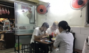 Hà Nội đóng cửa quán ăn đường phố, các quán ăn phục vụ trong nhà phải đảm bảo giãn cách 2m