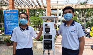 Học sinh cấp 2 chế máy đo thân nhiệt '3 trong 1' giá 8 triệu đồng