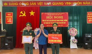 Huyện Kỳ Sơn tặng thưởng CBCS Đồn Biên phòng Nậm Cắn 20 triệu đồng