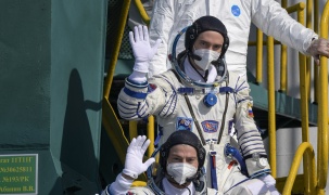 Bộ ba nhà phi hành gia người Mỹ và Nga cập bến Trạm vũ trụ quốc tế