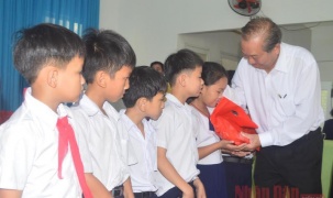 Phó Thủ tướng Trương Hòa Bình tặng quà cho trẻ khuyết tật ở Quảng Ngãi
