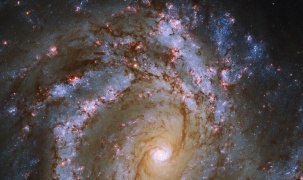 Hubble chụp nhanh thiên hà hình xoắn ốc phát sáng