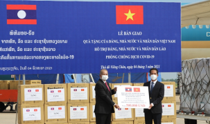 Việt Nam hỗ trợ Lào 500.000 USD, vật tư, thiết bị y tế ứng phó với dịch Covid-19