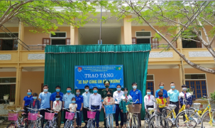 Tặng 21 xe đạp cho các em học sinh có hoàn cảnh khó khăn nơi biên giới