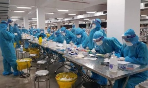 Hơn 11.000 mẫu bệnh phẩm đã được các bác sĩ bệnh viện Việt Nam – Thụy Điển Uông Bí lấy tại Bắc Giang