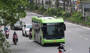 Người dân thích thú với xe buýt điện không ống xả, không tiếng động cơ “xuống phố” Thủ Đô
