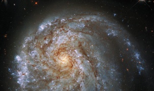 Hubble phát hiện thiên hà 'trứng rán' bị biến dạng