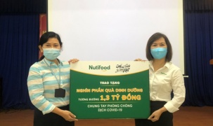 Nutifood và Ông Bầu trao tặng sản phẩm dinh dưỡng trị giá 1,3 tỷ đồng cho CBNV ngành y tế TP.HCM tham gia chống dịch covid-19