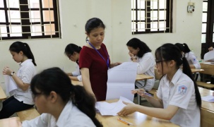 Thí sinh làm thủ tục dự thi vào lớp 10 THPT tại Hà Nội theo hình thức trực tuyến