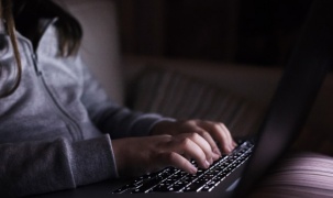 Học sinh Anh đối mặt với vấn nạn quấy rối tình dục trực tuyến