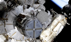 Hai phi hành gia đi bộ ngoài không gian để thay thế pin mặt trời cho trạm ISS