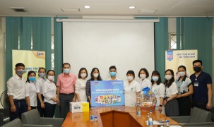 Vinamilk trao tặng món qùa sức khỏe đến cán bộ y tế tuyến đầu và gia đình nhân ngày gia đình Việt Nam 