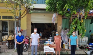 Phường Dương Nội - Quận Hà Đông: Phát miễn phí gạo, mỳ tôm cho hàng trăm người có hoàn cảnh khó khăn