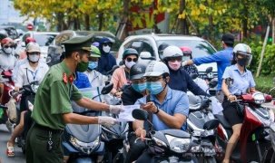 Hà Nội: Người dân ra đường không còn phải xuất trình lịch làm việc