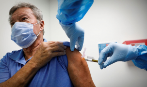 WHO lên án nặng nề các nước giàu vội vàng tiêm mũi vắc-xin COVID-19 tăng cường