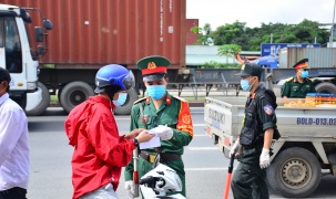 Hà Nội: Siết chặt chốt cửa ngõ, kiểm tra cả xe cứu thương, xe công vụ
