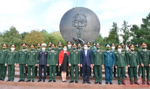 Đoàn đại biểu cấp cao QĐND Việt Nam dâng hoa tại Tượng đài Bác ở Moskva