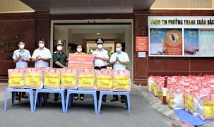 Trao tặng 400 suất quà hỗ trợ các gia đình khó khăn ở quận Thanh Xuân